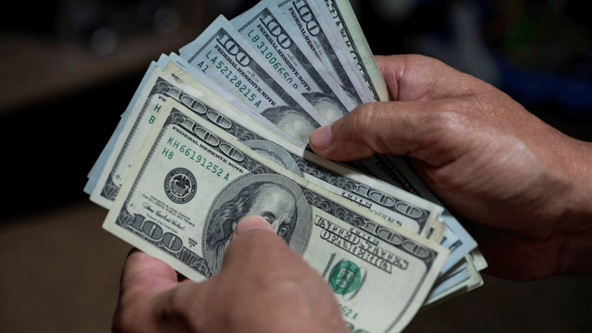 الدولار يتجه لتحقيق مكاسب أسبوعية كبيرة في ظل تحول المركزي الأمريكي