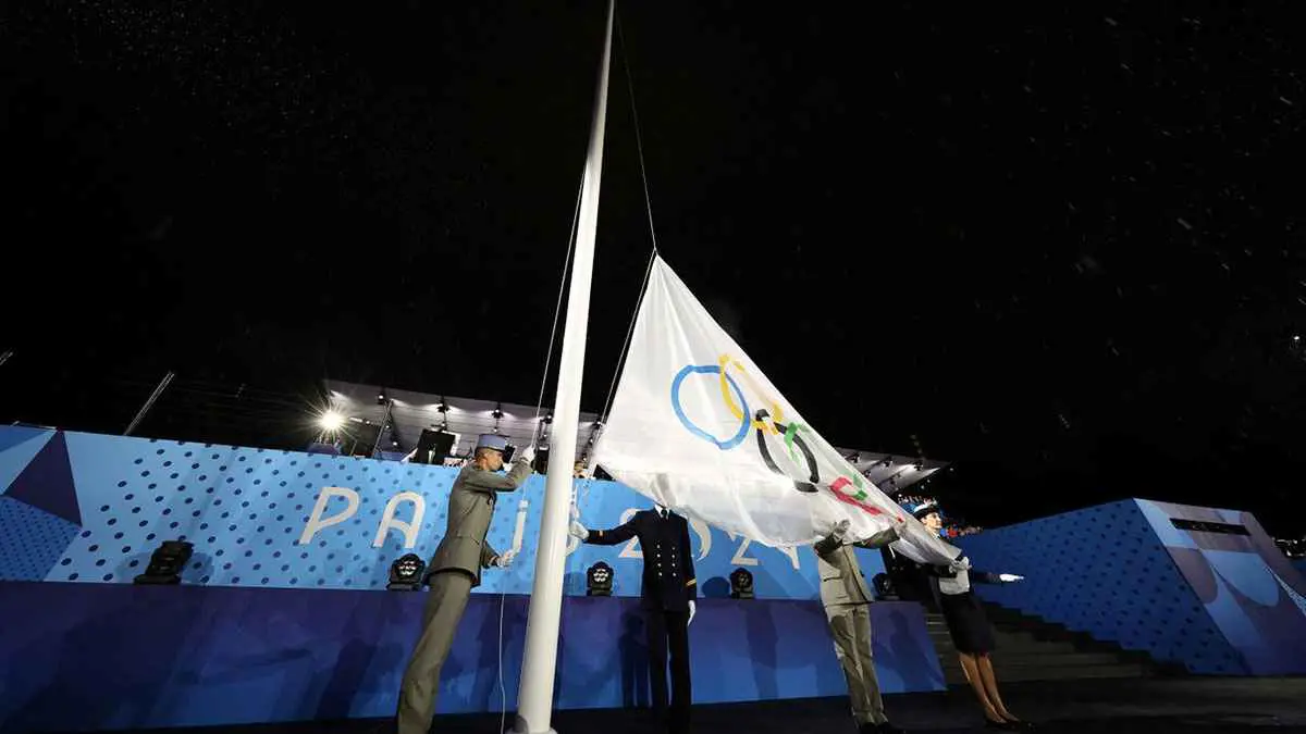 رفع علم أولمبياد باريس معكوسا يثير السخرية (فيديو)