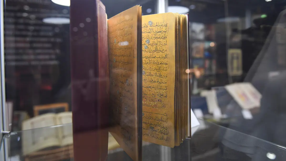 تعود للقرن الـ11.. نسخة مُذهبة من القرآن الكريم تجذب زوار "أبوظبي للكتاب" (فيديو وصور)