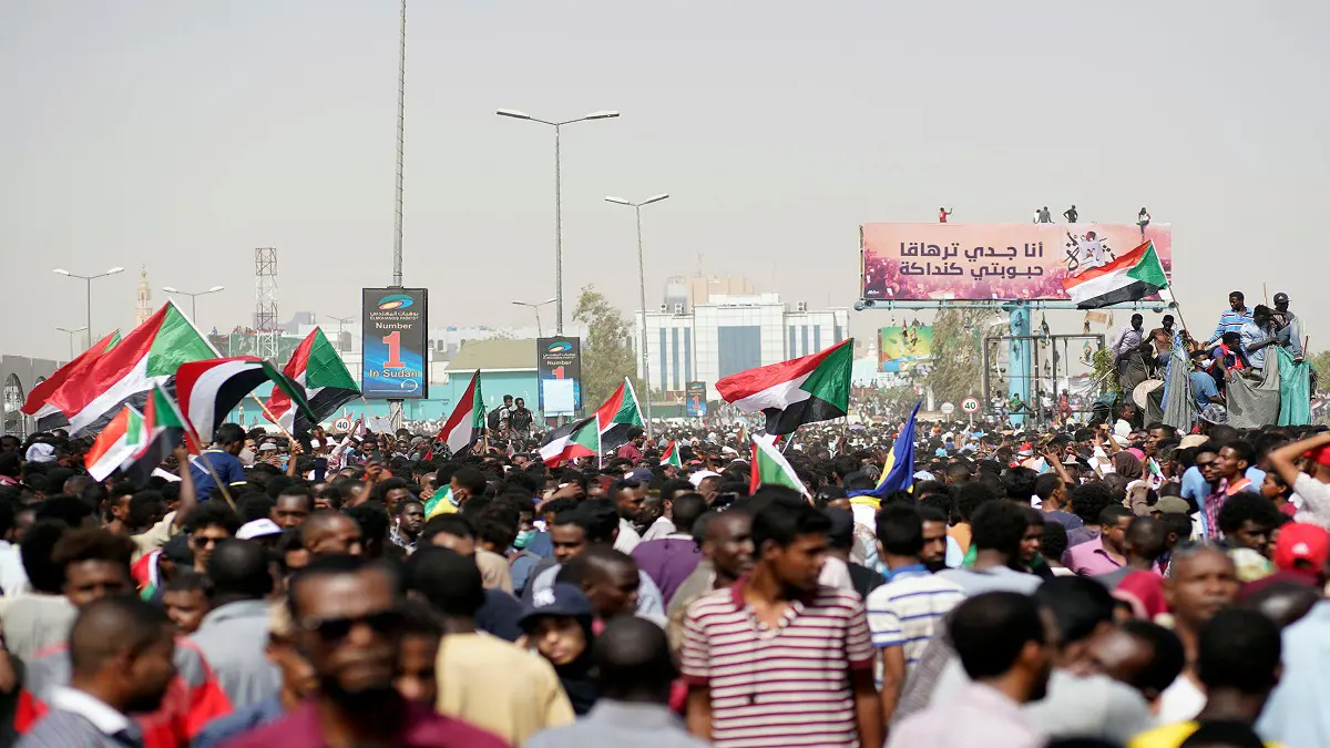 "تجمع المهنيين السودانيين" يدعو الجيش للتصدي لـ"محاولة سرقة الثورة"