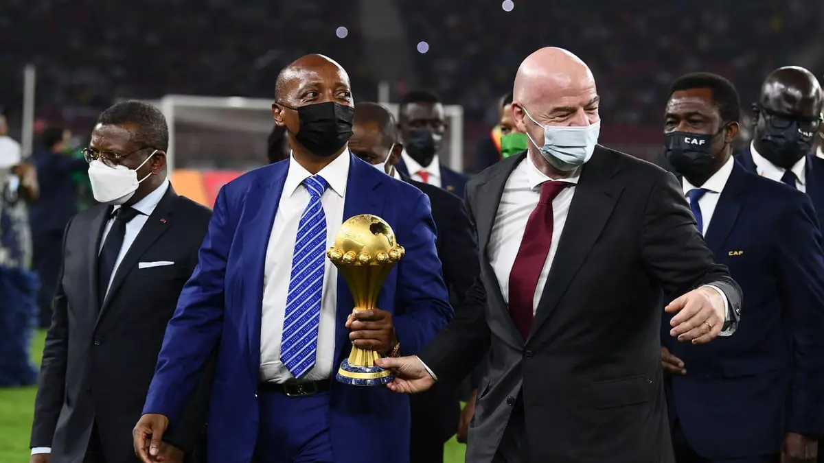 موتسيبي رئيس الكاف يتعهد بإصلاح التحكيم الأفريقي