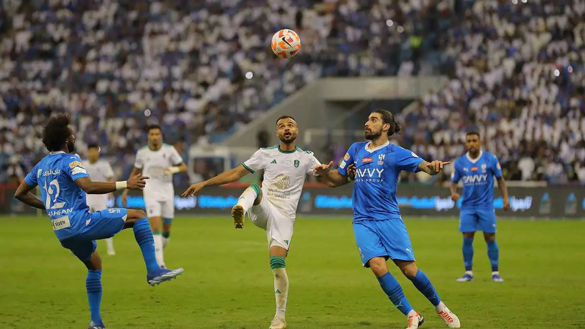 مواجهة سابقة بين الأهلي والهلال في دوري روشن