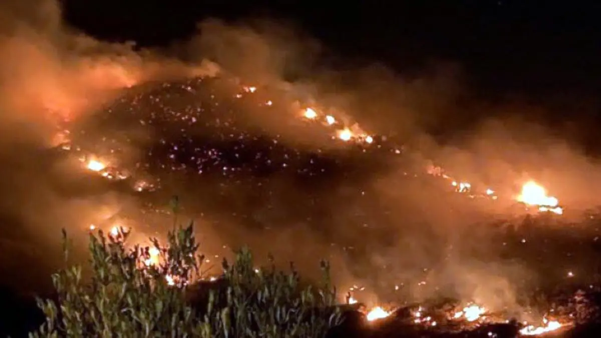 اندلاع حريق في جبال السوده جنوب السعودية‎ (فيديو)