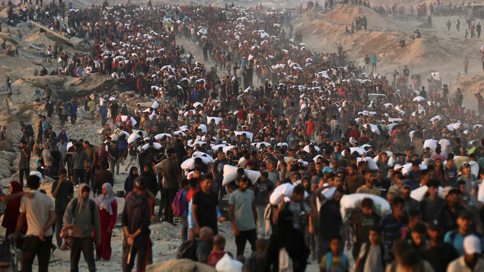 نازحون تحت القصف.. ومنتظرو المساعدات يقتلون برصاص إسرائيلي في غزة