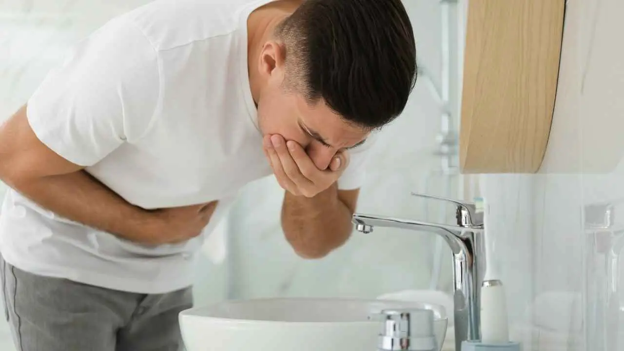 التسمم الغذائي والتهاب المعدة.. هكذا تفرّق بينهما