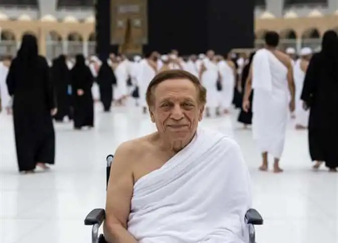 صورة متداولة تظهر الفنان عادل إمام على كرسي متحرك