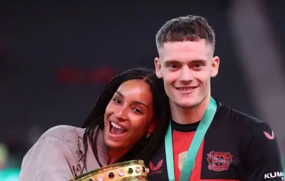 علياء محمد صديقة فلوريان فيرتز نجم ليفربول