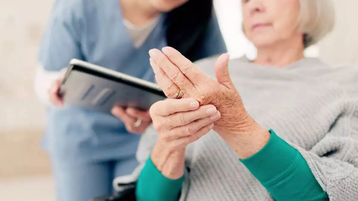 أعراض "تحذيرية" للخرف قد تظهر في اليدين.. تعرف عليها