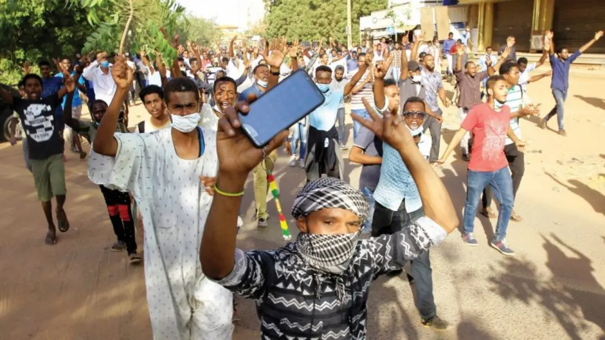 الشرطة السودانية تطلق قنابل الغاز لتفريق محتجين وسط الخرطوم