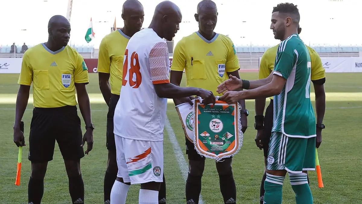 توقف مباراة الجزائر والنيجر لمنح اللاعبين فرصة للإفطار (فيديو)
