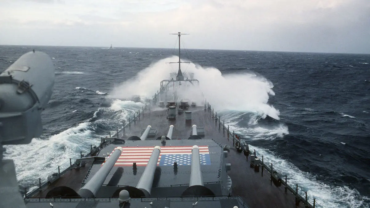 مدمرة أمريكية تقدم مساعدة لسفينة إيرانية بعد عطل في محركها (صور)