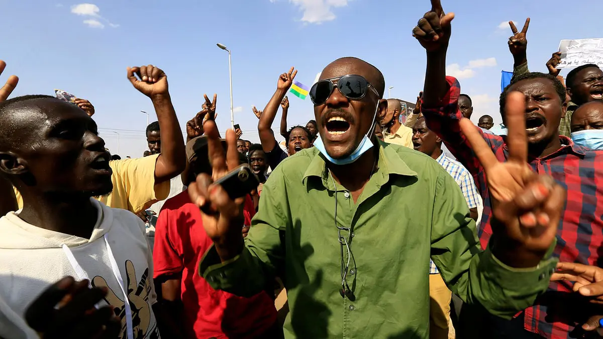 السودان.. المئات يتظاهرون في الخرطوم بالتزامن مع قطع خدمات الاتصالات