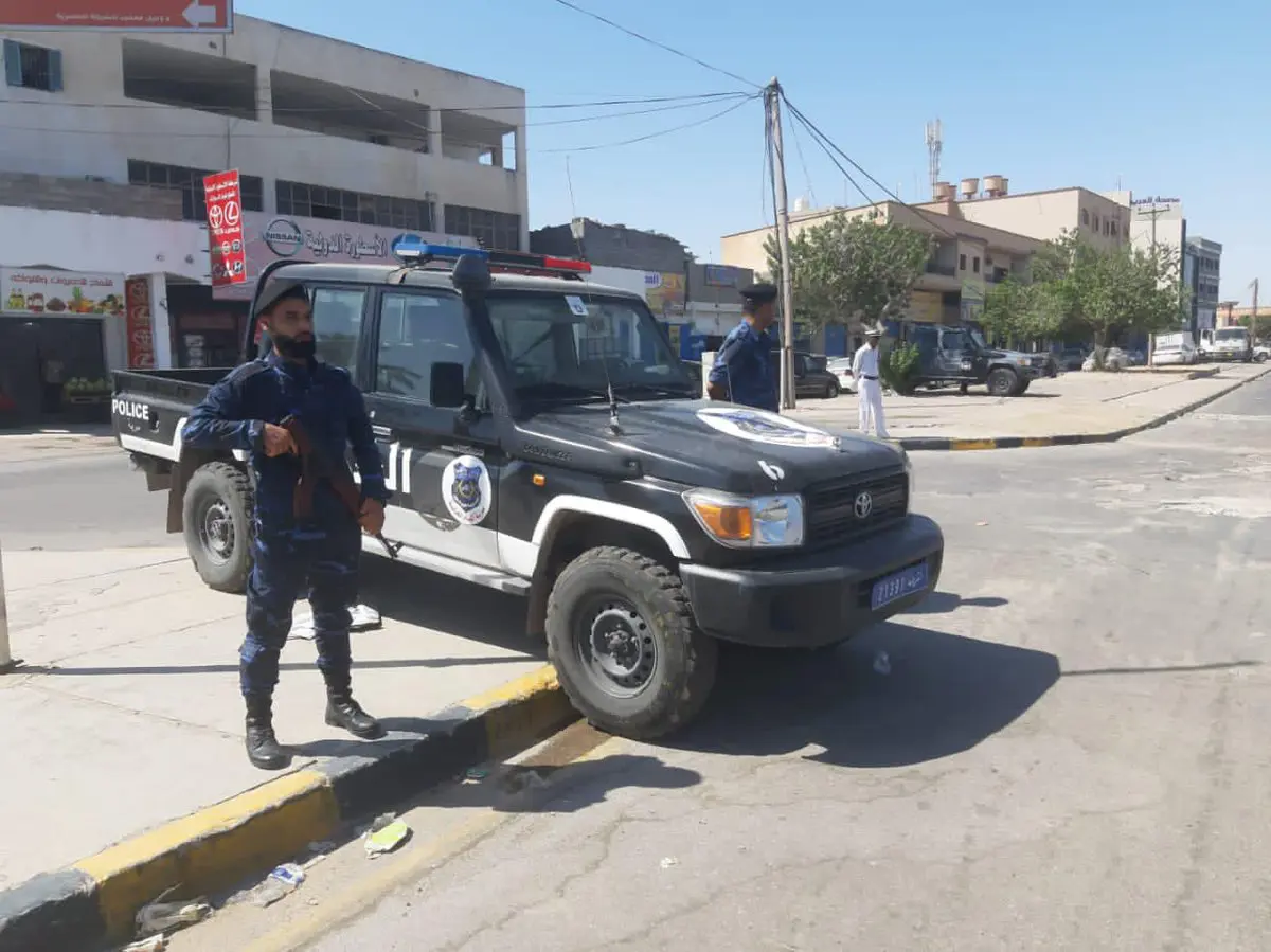 تدافع عناصر الشرطة للحصول على الطعام يثير الاستياء في ليبيا (فيديو)