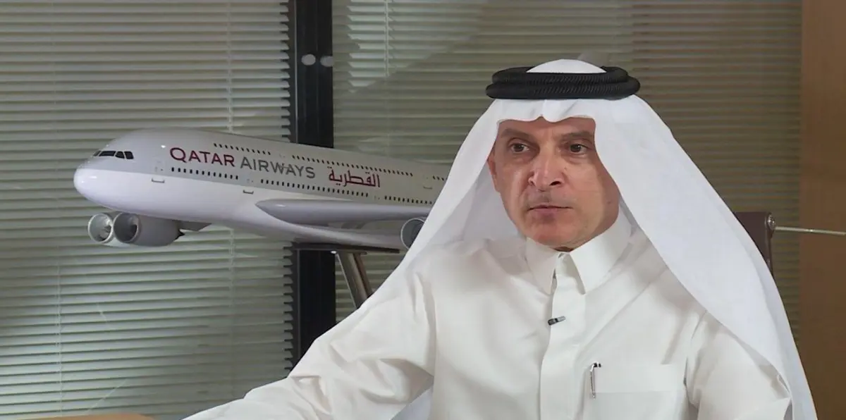 رئيس الخطوط الجوية القطرية يضطر للاعتذار بعد انتقادات لاذعة لتصريحه عن النساء