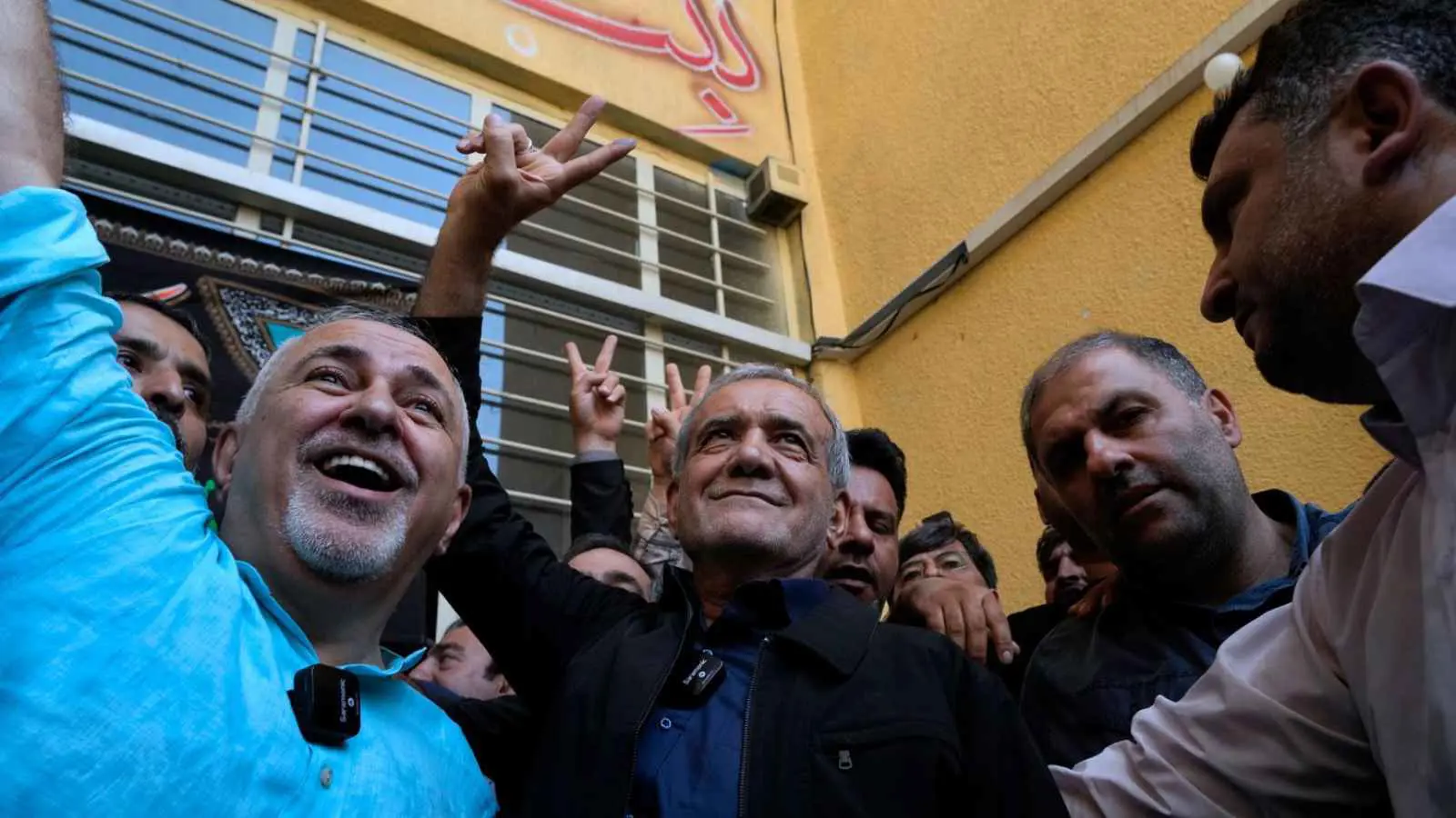 نشطاء إيرانيون يشككون في قدرة بزشكيان على تنفيذ وعوده