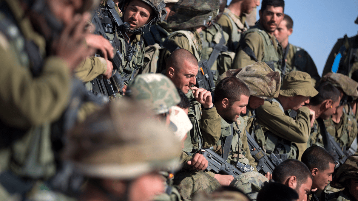 صحيفة عبرية: إسرائيل قلقة من احتمال تأخر شحنات الأسلحة الأمريكية