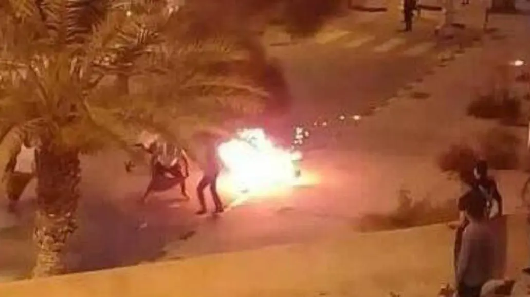 شاب ليبي يضرم النيران في نفسه