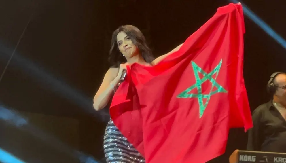 الفنانة روبي ترفع العلم المغربي في حفل موازين