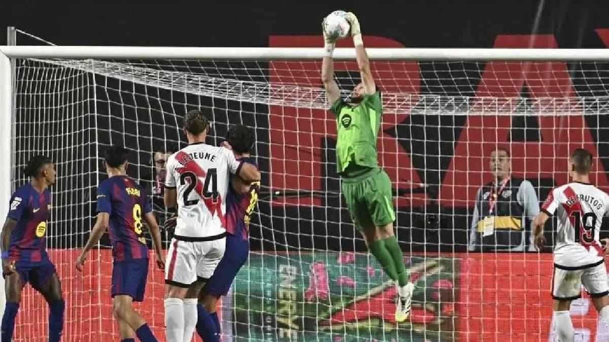 رغم التعادل.. جماهير برشلونة تحتفل ب"المنقذ الجديد" 