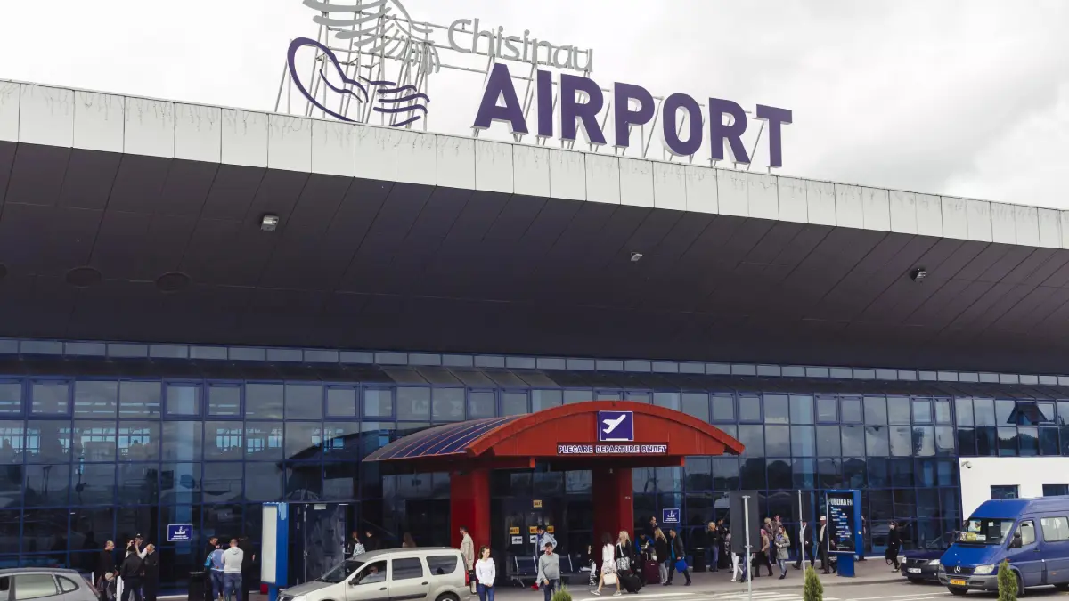 مقتل ضابطين بهجوم في مطار كيشيناو عاصمة مولدوفا (فيديو)