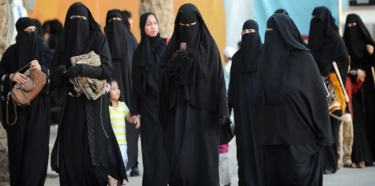 المرأة تغزو سوق بيع وصيانة الهواتف المحمولة في السعودية