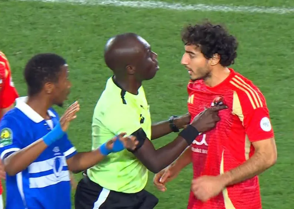 مشهد حكم مباراة الأهلي والهلال مع محمد هاني