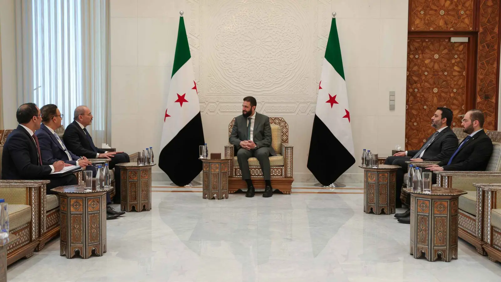 الشرع والصفدي يبحثان "تطوير" العلاقات الأردنية السورية
