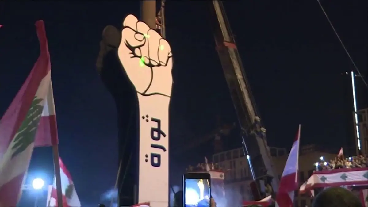 لبنان.. إحراق "مجسم الثورة" في النبطية معقل "حزب الله"‎