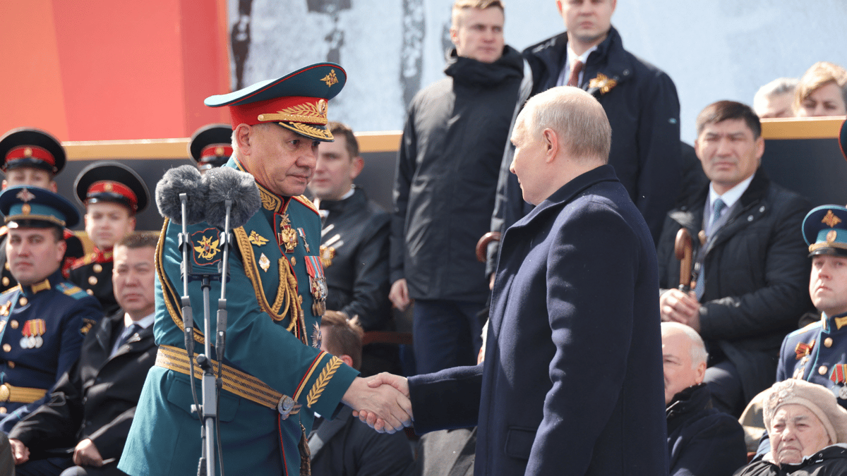 الجنرال المطرز بالنياشين.. لماذا أقال بوتين وزير الدفاع شويغو؟