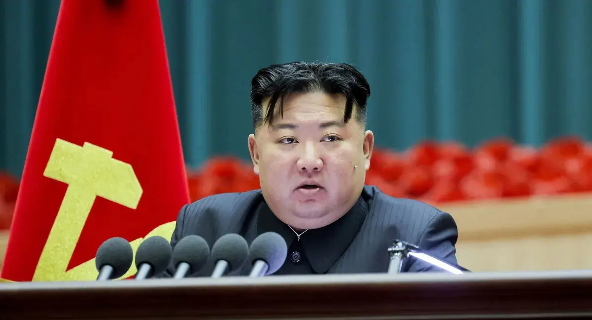 بالفيديو.. زعيم كوريا الشمالية يجهش بالبكاء