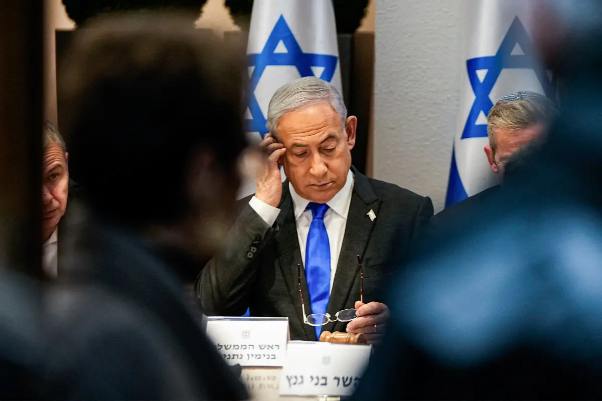 إعلام إسرائيلي يفضح نتنياهو.. يتخفى بـ"شخصية وهمية" لإعلان موقفه من الهدنة