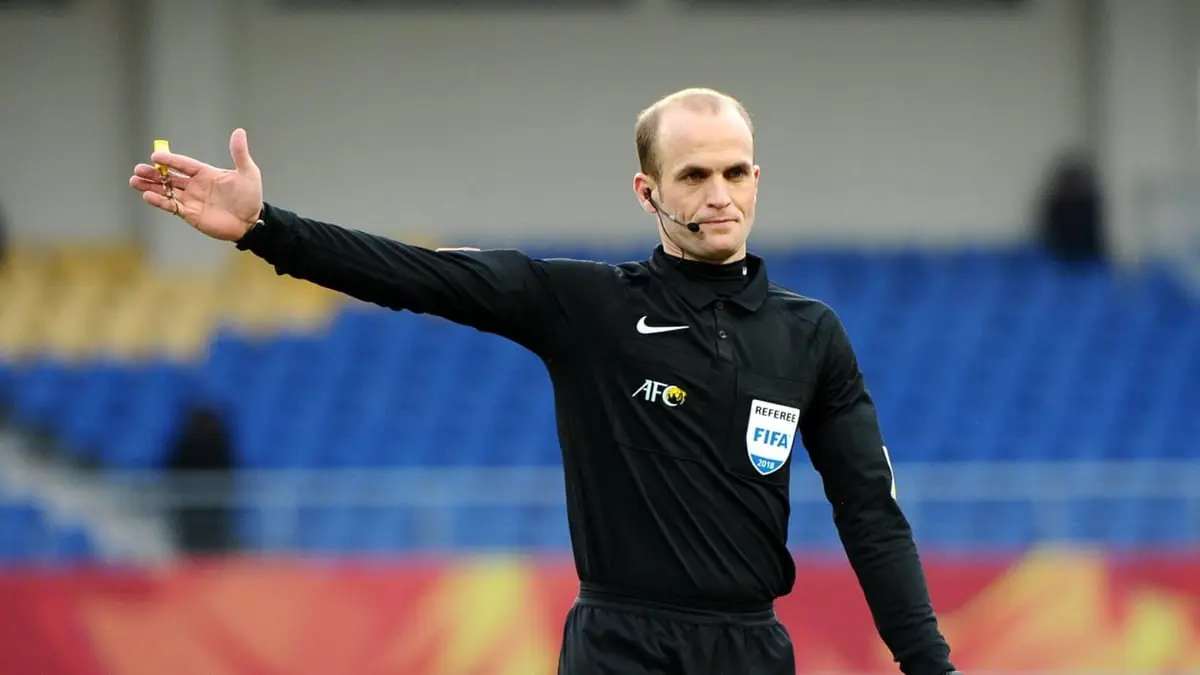 بسبب الحَكم الأردني.. أزمة كبيرة قبل مباراة العين والهلال