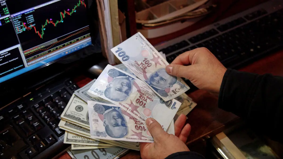 الليرة التركية تسجل انخفاضا قياسيا جديدا أمام الدولار