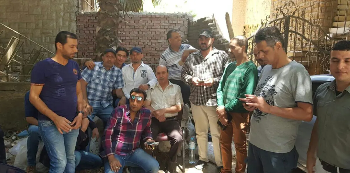موظفون من غزة يحتجون على قطع رواتبهم أمام سفارة فلسطين بالقاهرة (صور)