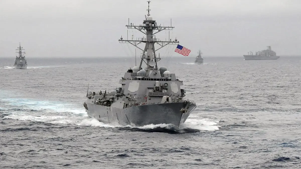 البنتاغون: مروحية إيرانية اقتربت من سفينة حربية أمريكية في خليج عُمان