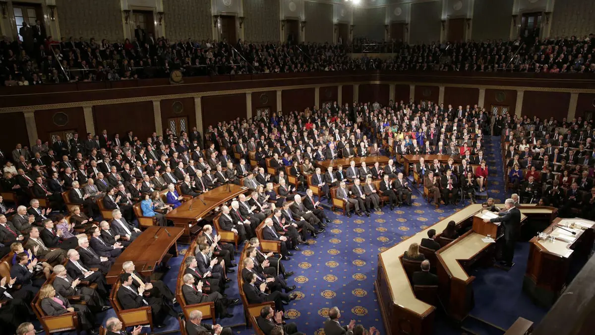 سيناتور أمريكي: مواقف أعضاء الكونغرس متباعدة بشأن استخدام الأسلحة النارية