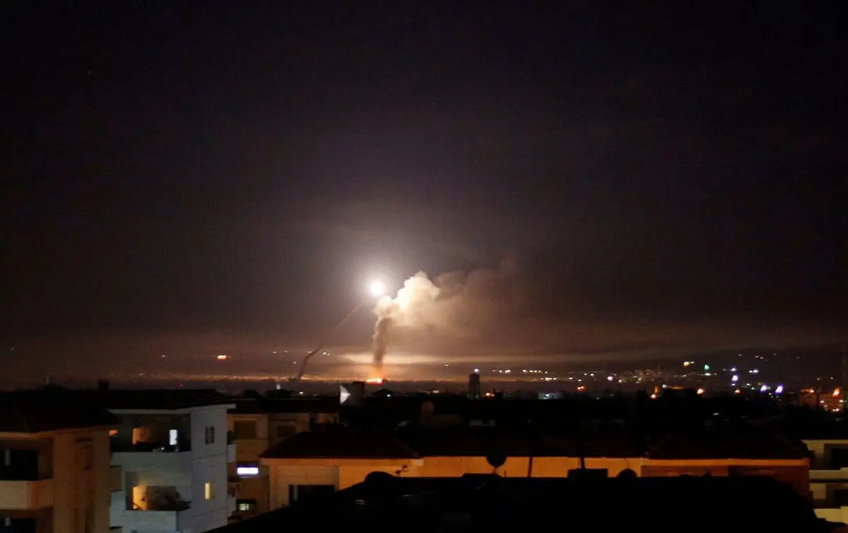 رداً على حزب الله.. إسرائيل تستهدف 3 مواقع في ريف درعا السورية
