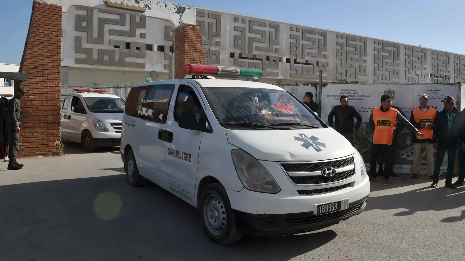 كانوا عائدين من حفل زفاف.. إصابة 19 مغربياً إثر انقلاب حافلة