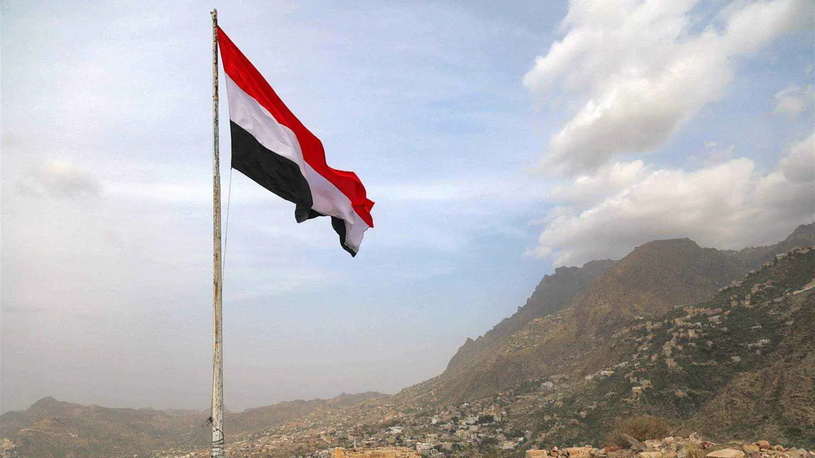 اليمن يأسف لقيود السفر الأمريكية ويطالب باستثناء مواطنيه