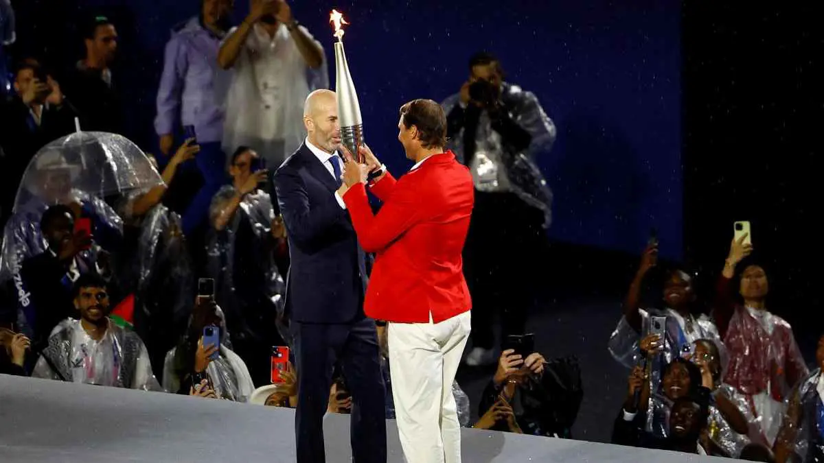زيدان يسلم الشعلة الأولمبية لنادال.. لحظات ملهمة بحفل افتتاح باريس 2024 (فيديو)