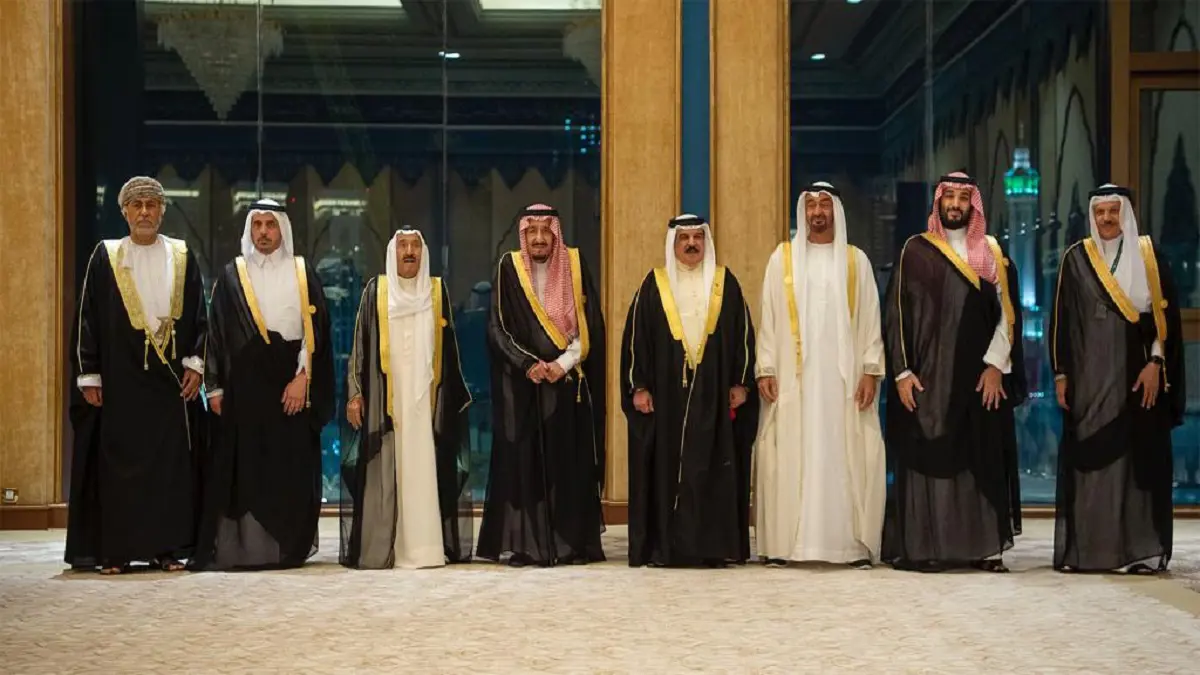 بالفيديو.. مصافحة نادرة بين ممثل قطر والعاهلين السعودي والبحريني في القمة الخليجية‎