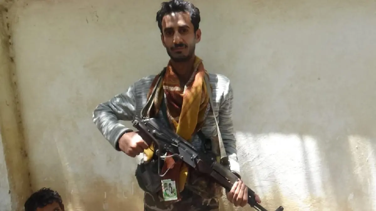 الحوثيون ينشرون صورة يمني للإيحاء بأنه سعودي قاتل في صفوف الجماعة