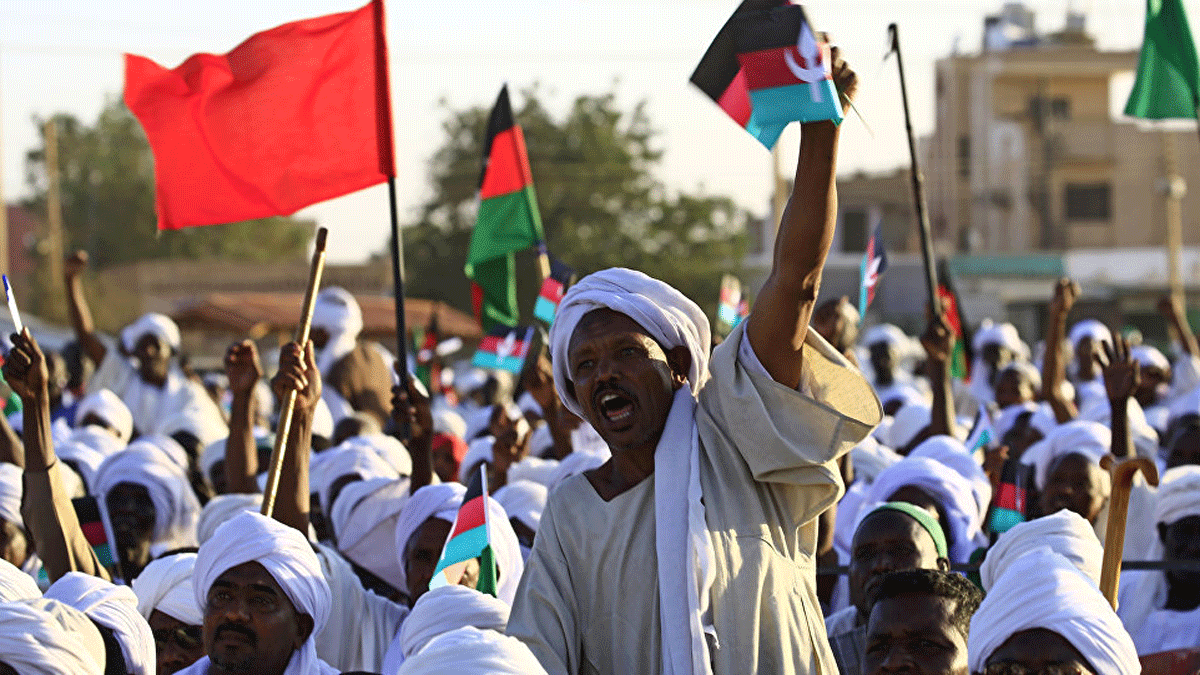 أول ردود الفعل على أنباء تخلّي البشير عن الترشح لرئاسة السودان