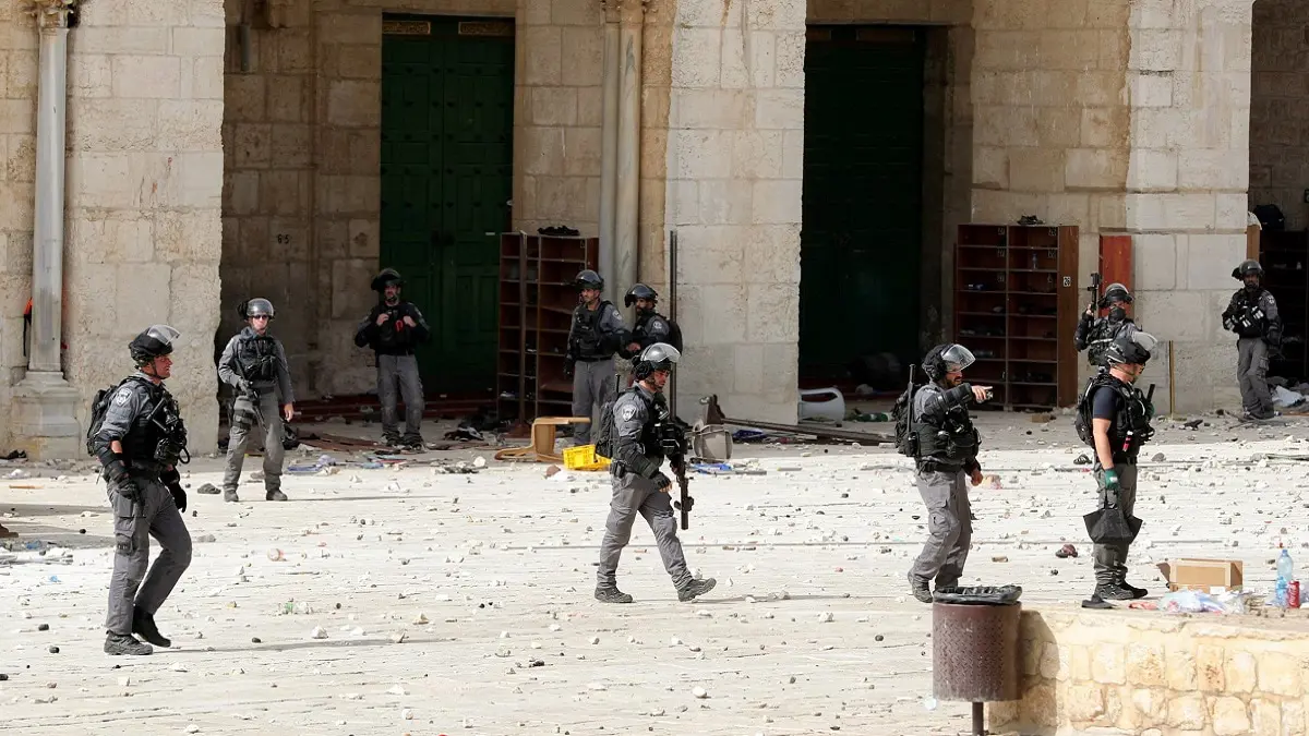 اندلاع مواجهات بين الشرطة الإسرائيلية والفلسطينيين في باحة المسجد الأقصى (فيديو)