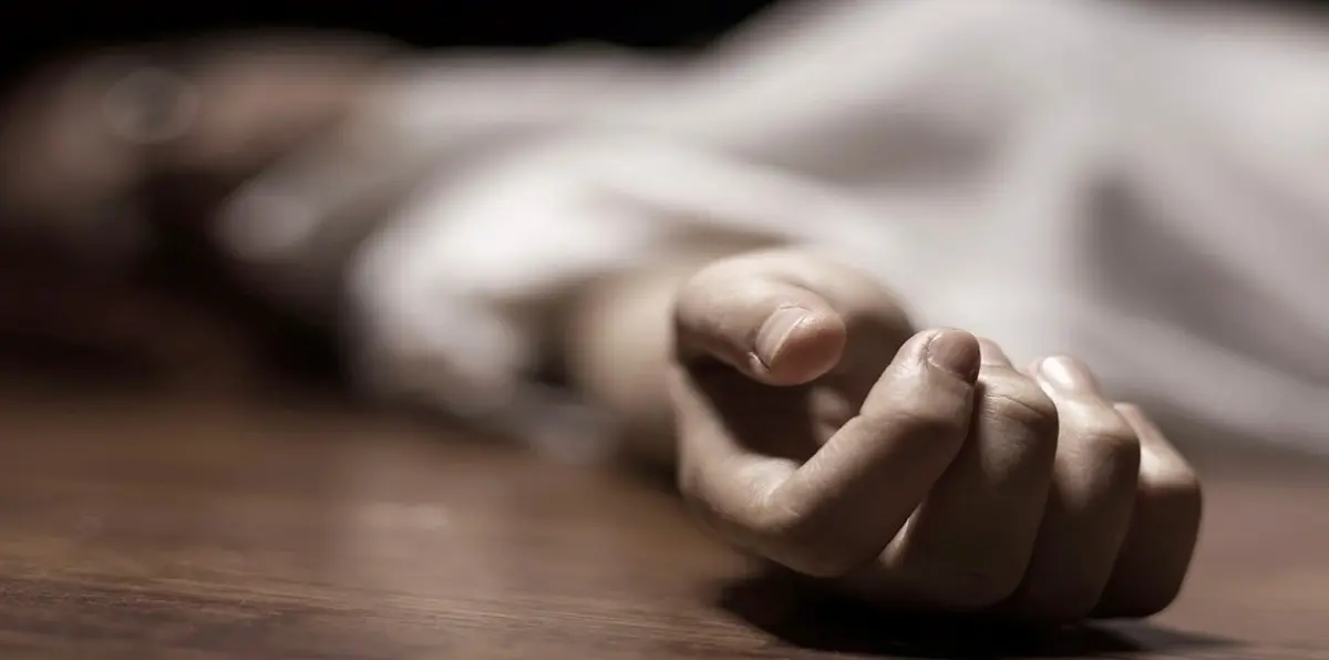 بالصور والفيديو.. عجوز تقفز من الطابق الثالث