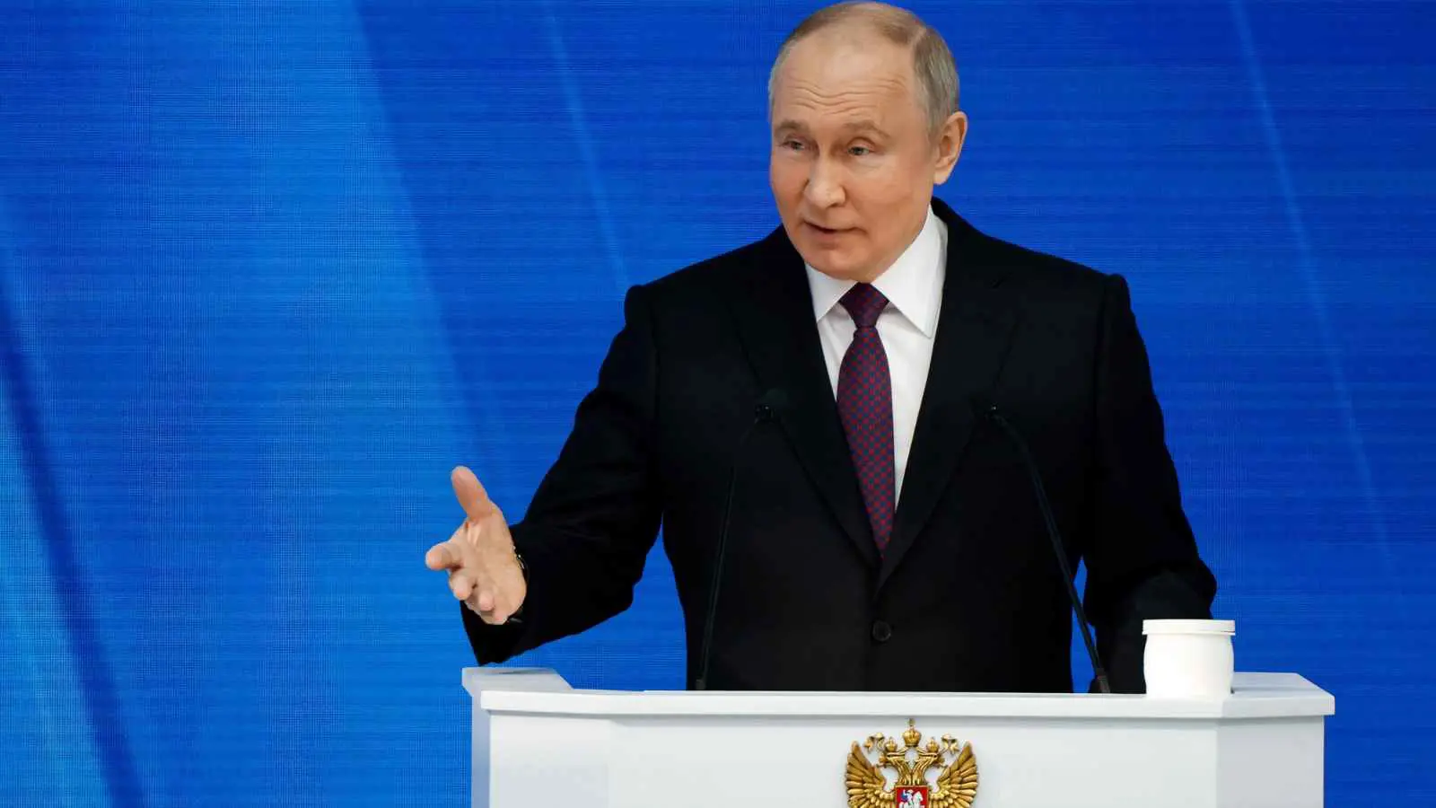 تلغراف: بوتين حول أوكرانيا إلى "لعنة" تلاحق الناتو