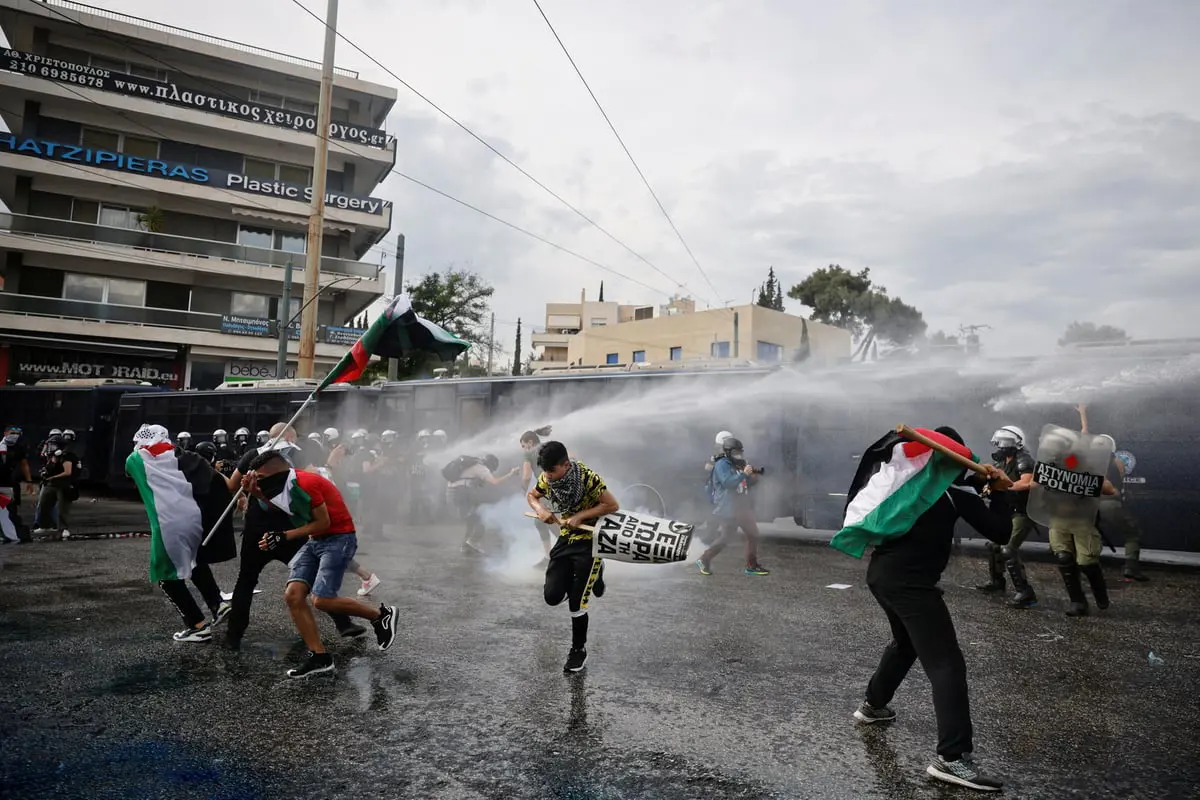 اشتباكات مع الشرطة اليونانية بعد مسيرة مناصرة لغزة في أثينا‎