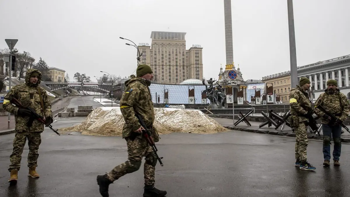 بعد تكثيف القصف الروسي.. كييف تفرض حظر تجول مدته 35 ساعة