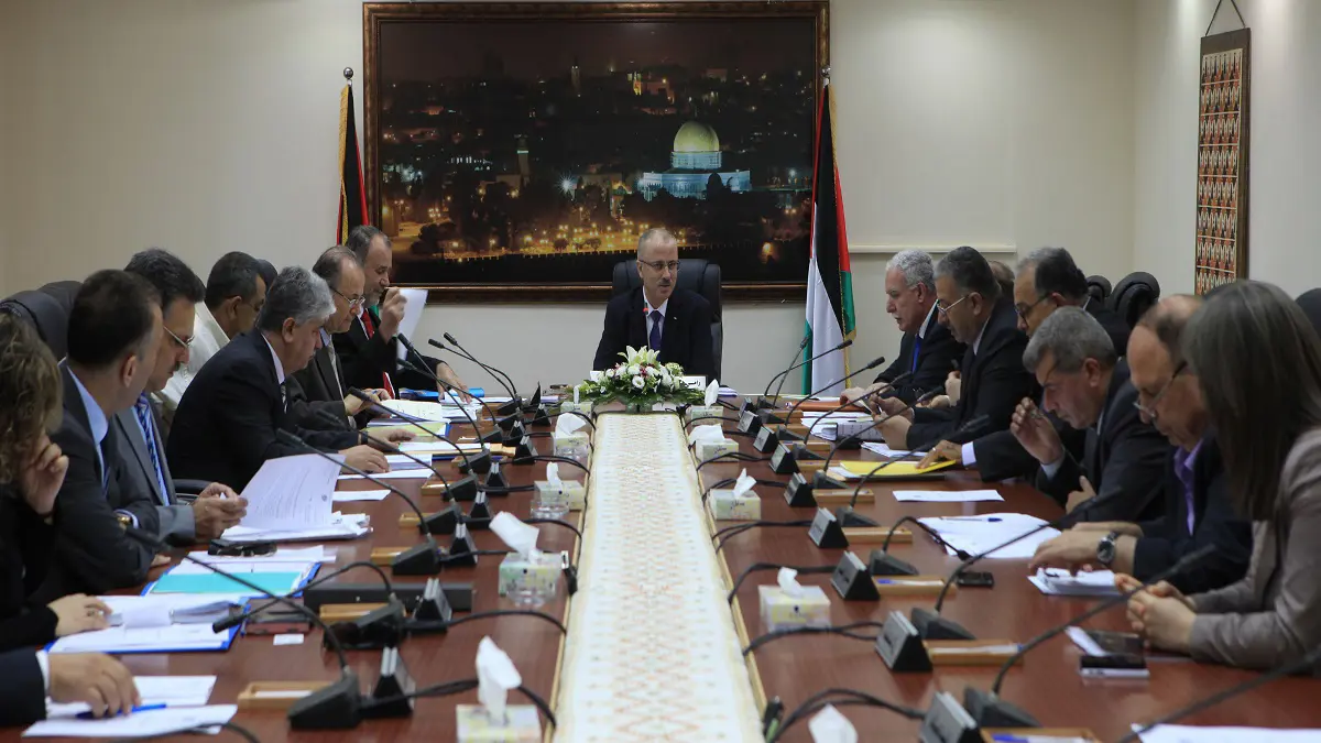 وسط تكهنات بتعمق الأزمة.. الحكومة الفلسطينية تمتثل لتوصيات حركة "فتح"