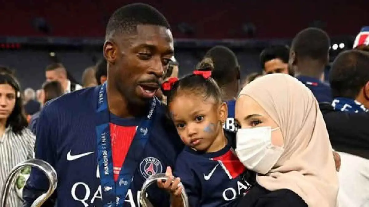 لم تكشف وجهها.. زوجة عثمان ديمبلي تظهر في مباراة ريال مدريد (صورة)